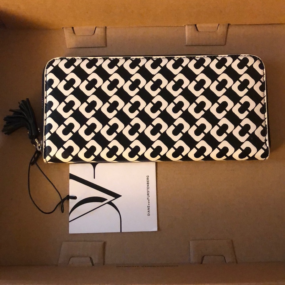 Diane Von Furstenburg Pattern Wallet !!!!